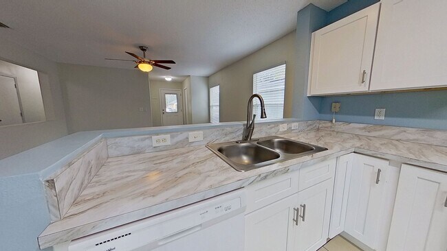 Building Photo - Lovely 2x1 in St. Augustine! Gorgeous Upgrade Kitchen!