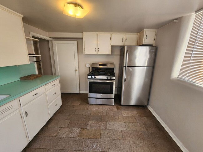 Building Photo - PRICE DECREASE! One Bed One Bath Garden Le...