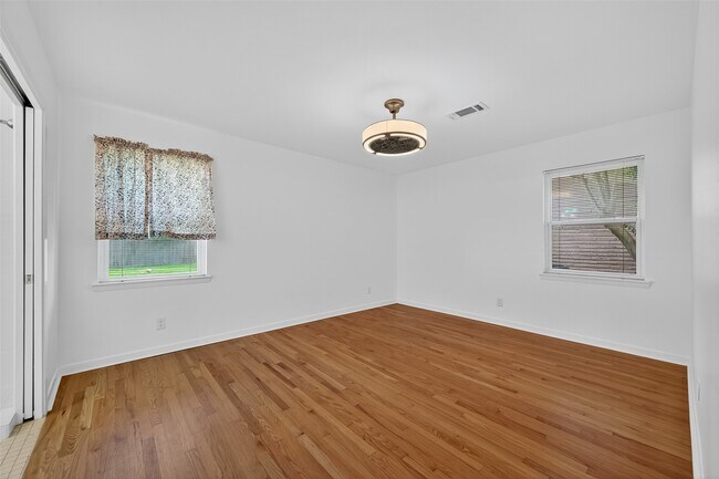 Building Photo - 8210 Edgemoor Dr