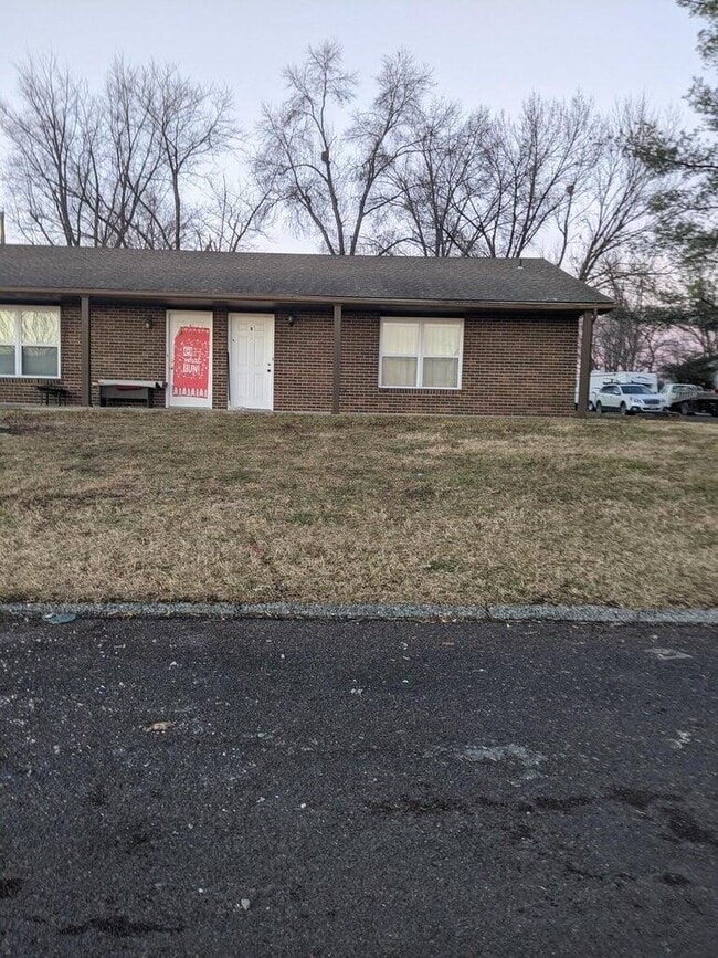 Building Photo - 733 Demaret Dr