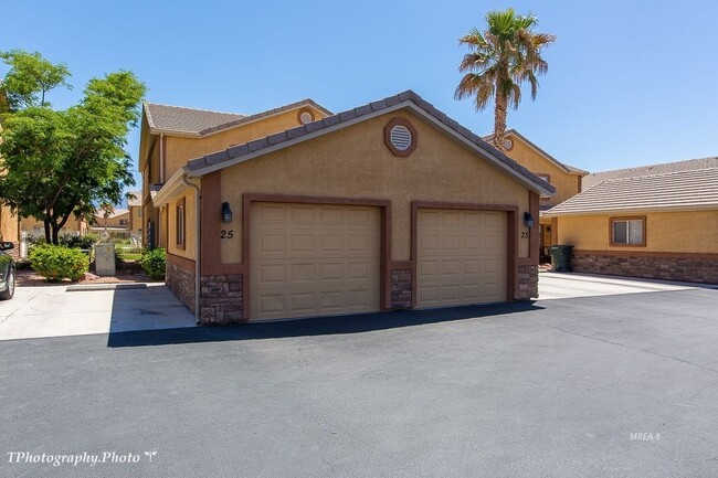 Building Photo - ***Skyhawk Townhome 3 BR, 2 1/2 Bath Fully...