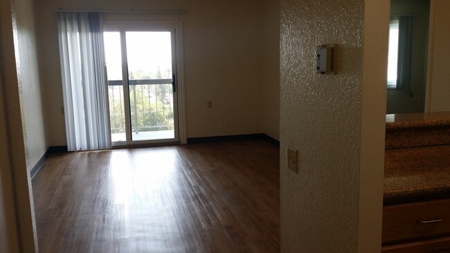 Building Photo - 1401 N Flower St