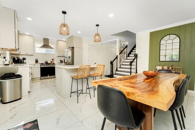 Building Photo - 1422 Benjamin St