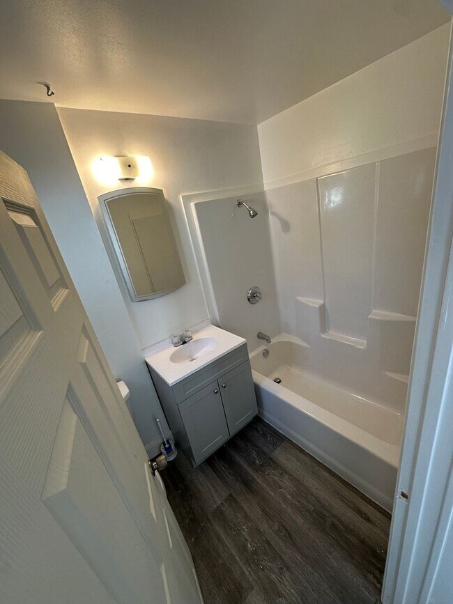 Building Photo - Cozy Price Rental