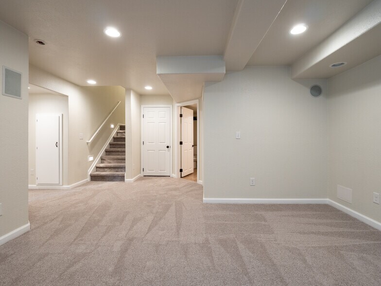 Building Photo - 5162 Cinquefoil Ln