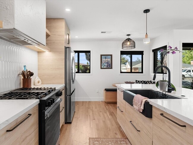 Building Photo - Dream Home