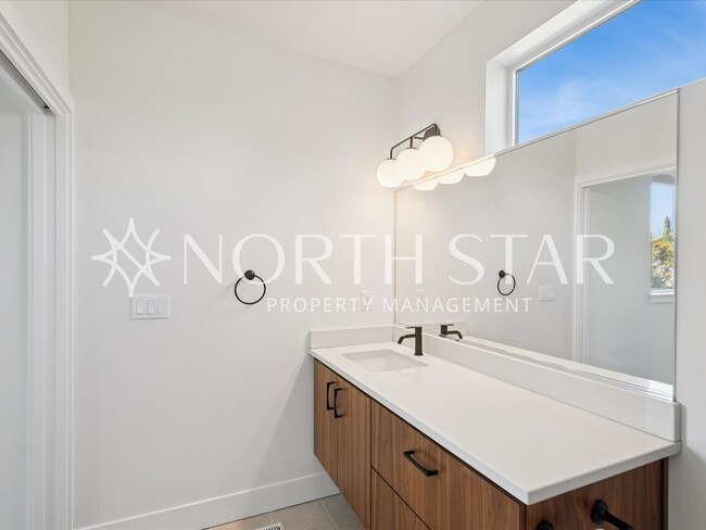 Building Photo - Contemporary Stunner in North East Portland