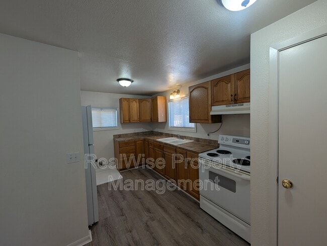 Building Photo - 203 NW Pine St