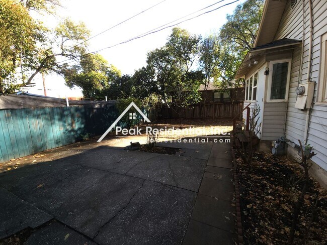 Building Photo - Cute 2 bd/1 ba Roseville House