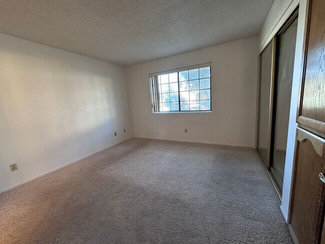 Building Photo - 2BB 2BA Condominium, Utilities Included