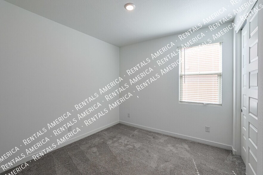 Building Photo - 8914 W Rancho Dr