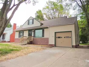 Building Photo - 3 bedroom, 3 bath single family home in So...
