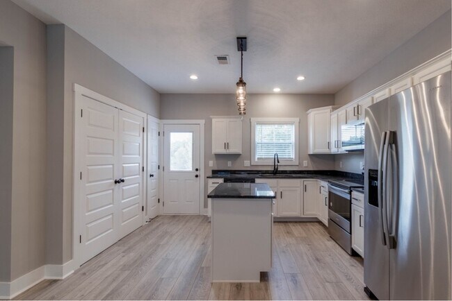 Building Photo - 827 Charlotte St