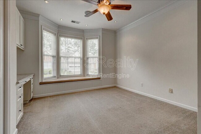 Building Photo - 1033 Pinehurst Dr