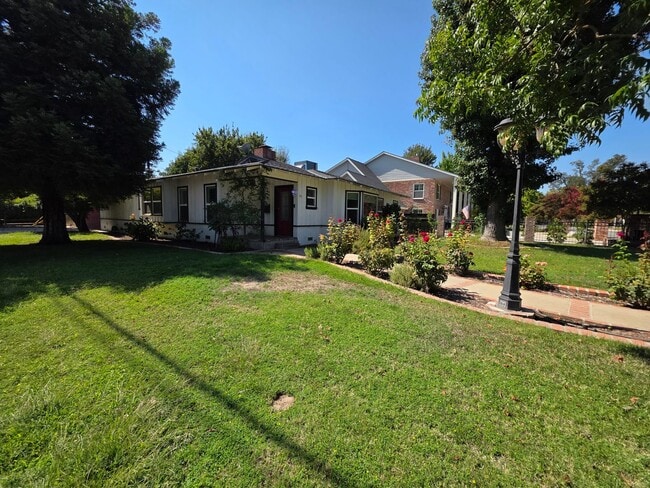 Building Photo - 2 bedroom 2 bathroom with brand new A/C un...