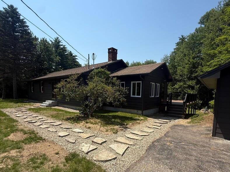 Building Photo - 123 Holland St