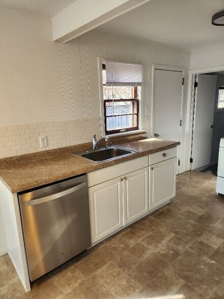 Building Photo - 1400 Woodlawn Beach