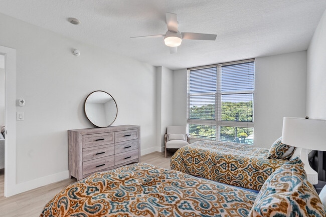Building Photo - 700 E Boynton Beach Blvd