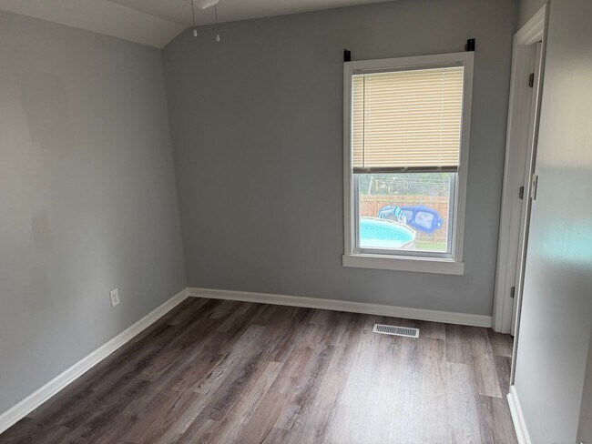 Building Photo - 2-Bedroom, 1 Bath Single Family for Rent in Middletown , OH|  Modern Kitchen