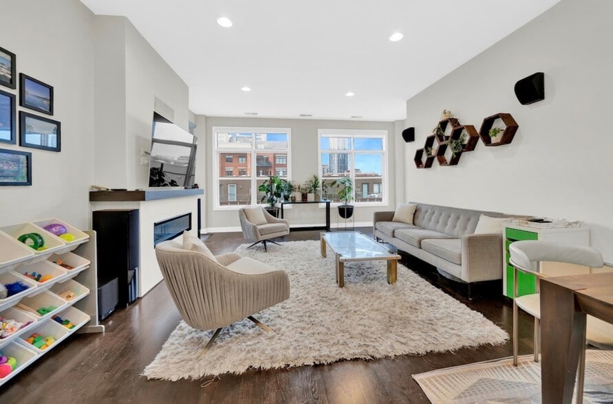 Building Photo - 550 W Fulton St