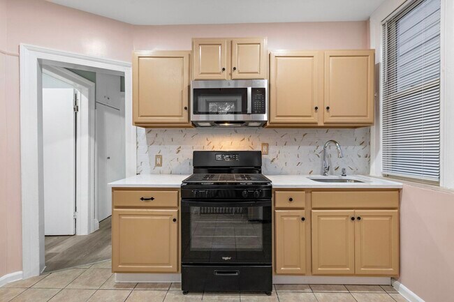 Building Photo - 197 Hutton St