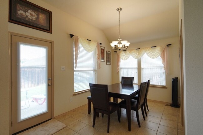 Building Photo - Spacious and well-maintained home located in the established community of Arlington!