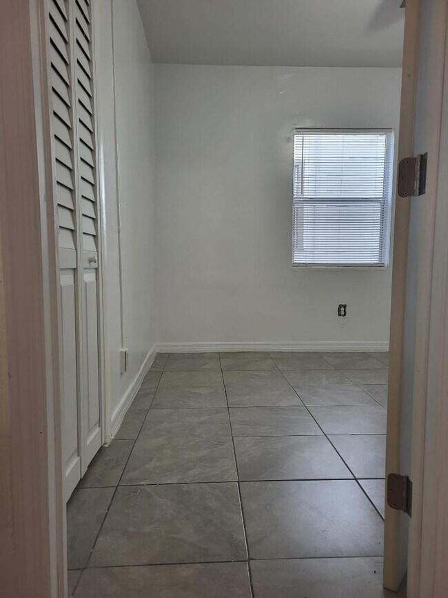 Building Photo - 1013 State St