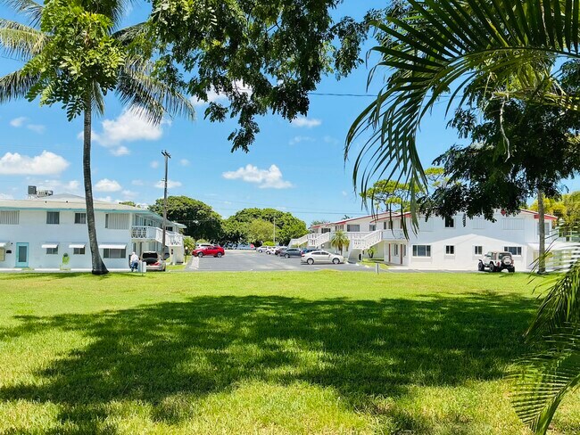 Building Photo - 2102 Lake Osborne Dr