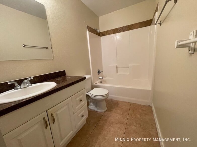 Building Photo - 1400 5th Ave