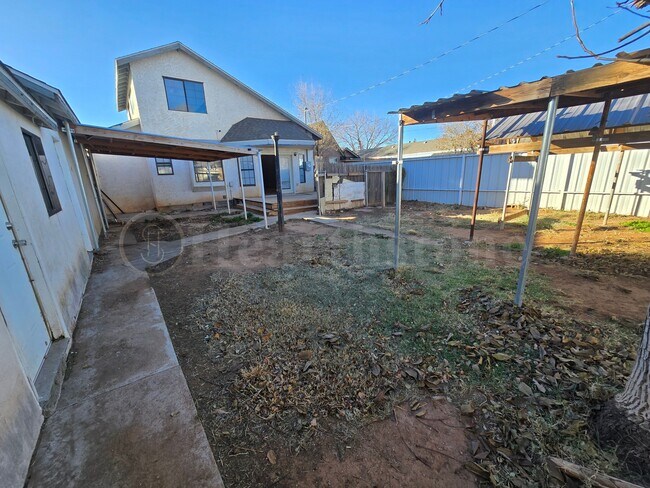 Building Photo - 1307 Gidding St