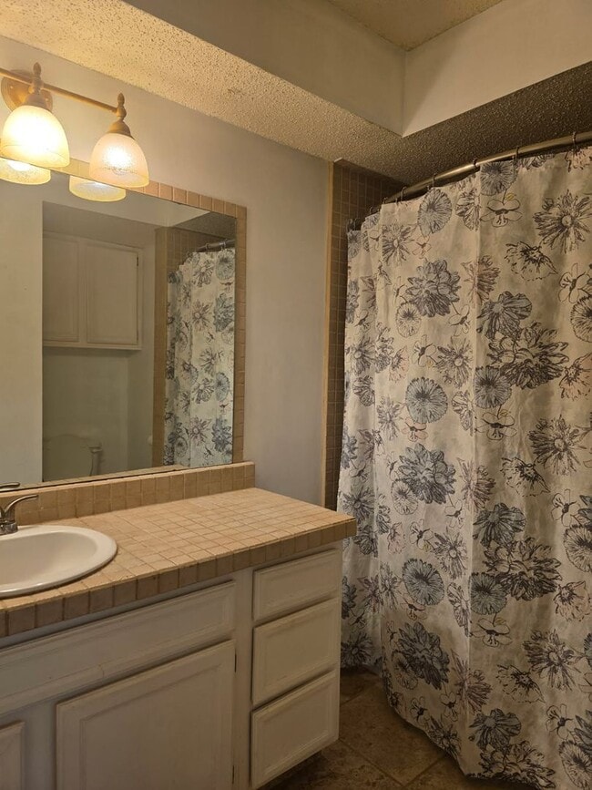 Building Photo - Nice modern style 1 Bdrm Condo in Delaware...