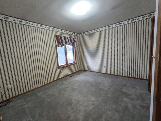 Building Photo - Large 5 Bed, 3 Bath House