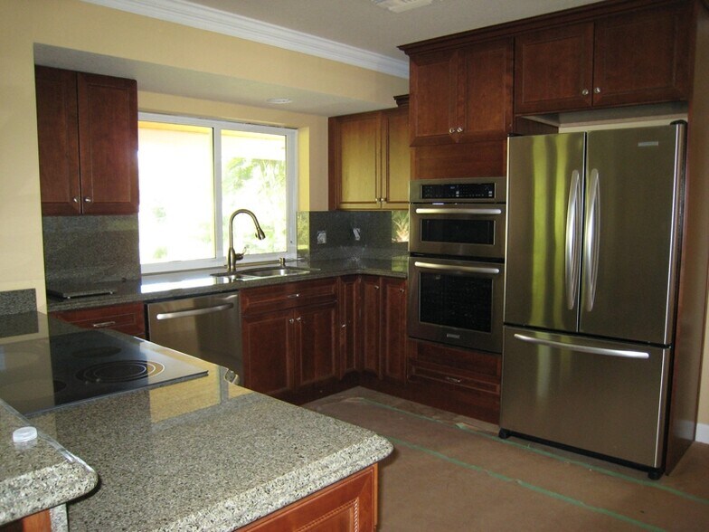 Building Photo - 1 SE Sharon St