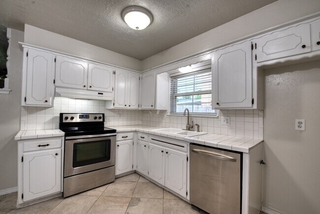 Building Photo - 301 Ellison St