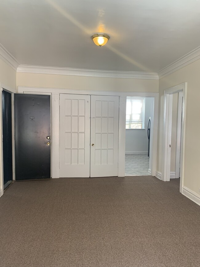 Building Photo - 5162 S King Dr