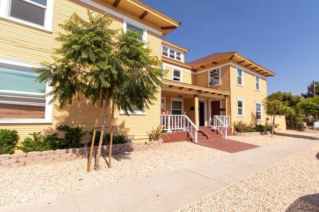 Building Photo - Charming Corner 1 Bed / 1 Bath in the Hear...