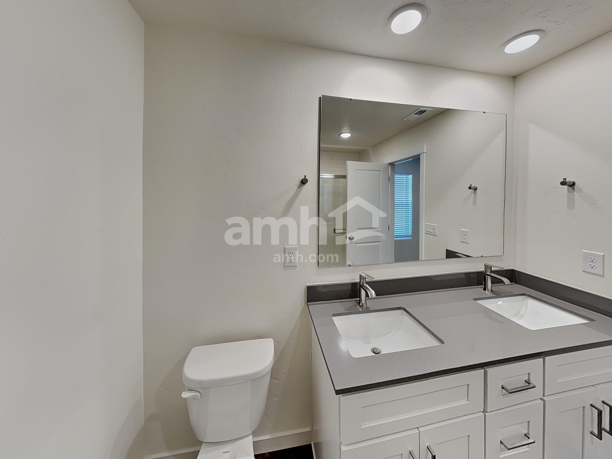 Building Photo - 1551 N Barkvine Ave