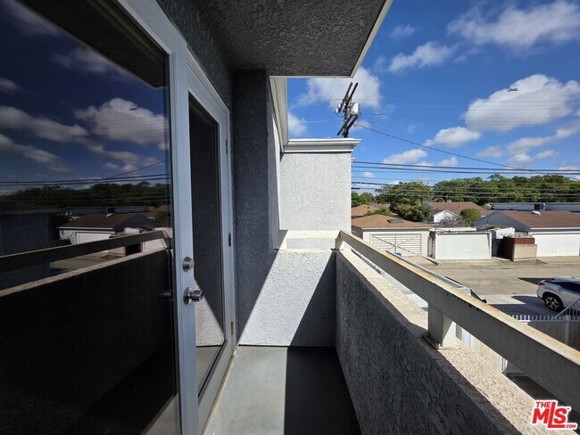 Building Photo - 2638 S Barrington Ave