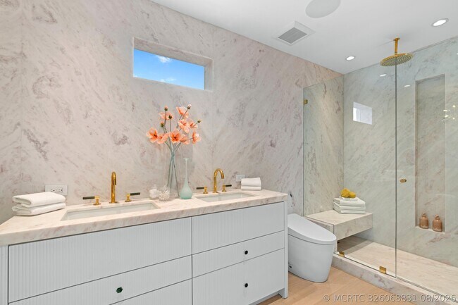 Building Photo - 255 Royal Poinciana Way