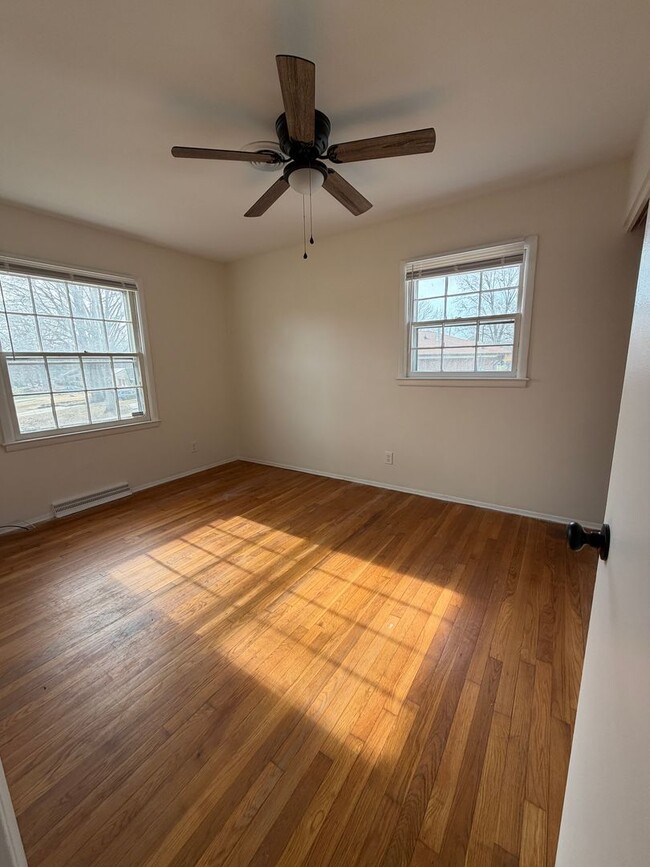 Building Photo - Large Home suitable for Residence or Business