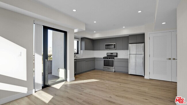 Building Photo - 846 S Mariposa Ave