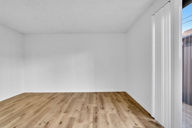 Building Photo - Great 3/2 in Crown Point!  Across from the street from bay access and available immediately!