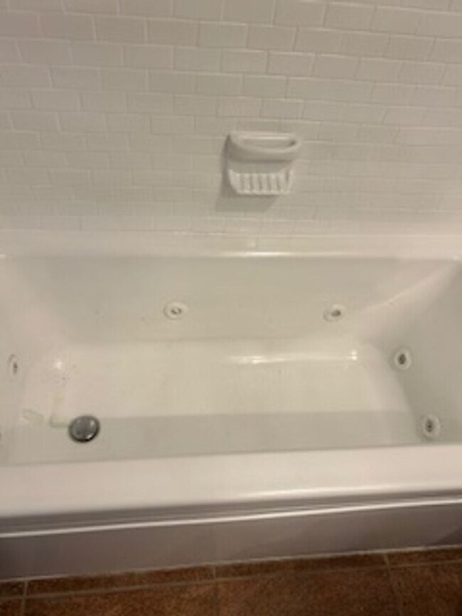 Building Photo - Beautiful 3/2 Available now!