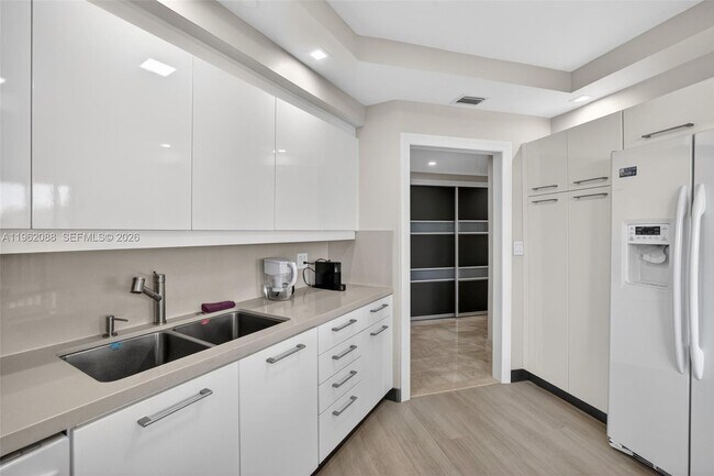 Building Photo - 2000 Island Blvd