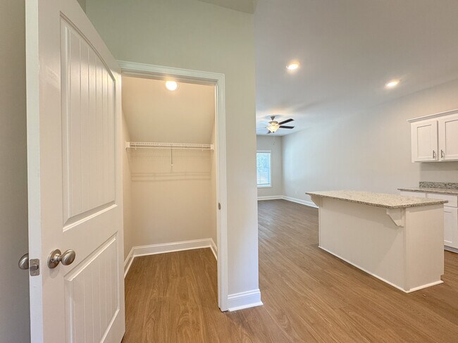 Building Photo - 102 Skye Dr