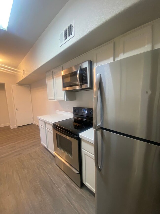 Building Photo - Cozy 1 bedroom condo conveniently located ...