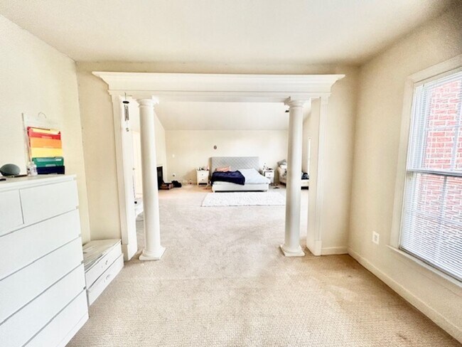 Building Photo - 10503 Aubinoe Farm Dr