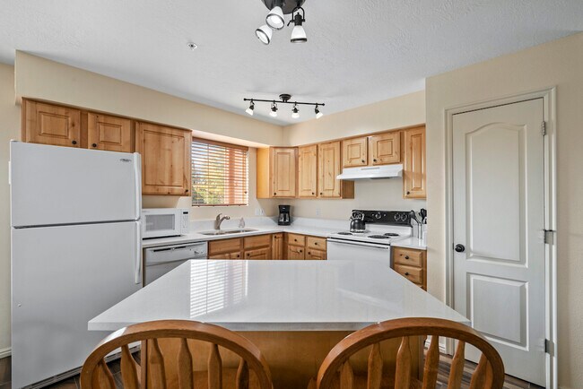 Kitchen - 1800 Fox Bay Dr