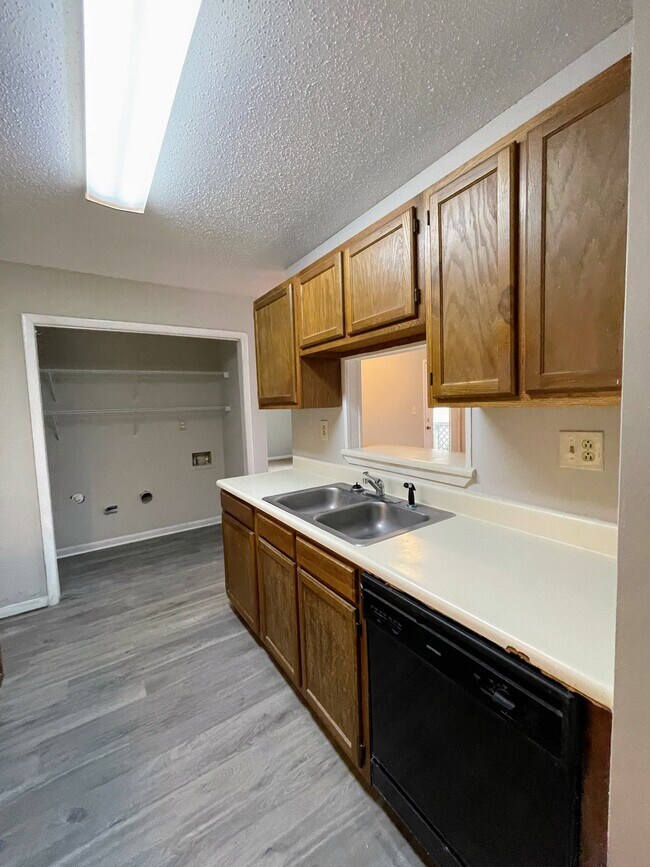 Building Photo - 5001-5007 7 Pine Cir