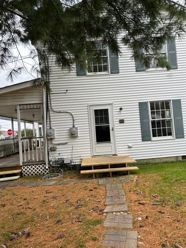 Building Photo - 201 Lock St